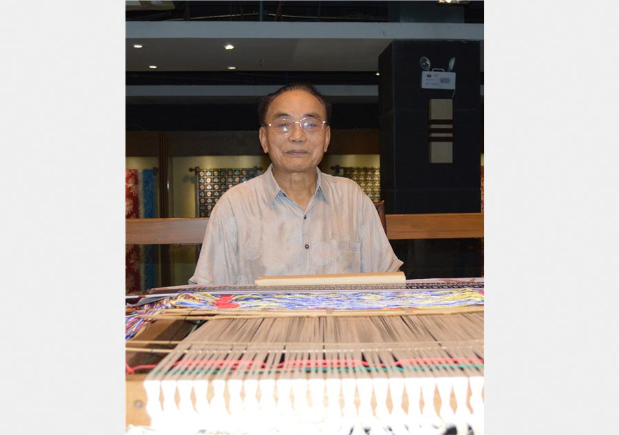 Ye Yongzhou, 87 ans, est celui qui incarne la technique du brocard de Shu, patrimoine culturel immatériel de niveau national. Il a formé plus d'apprentis qu’il ne peut s’en souvenir. [Photo Jiang Wanjuan / chinadaily.com.cn]