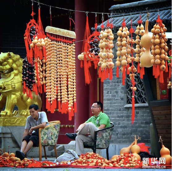 Un commerçant vend des produits à base de calebasse dans un quartier ancien de Liaocheng (Shandong).