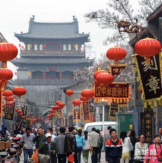 Une rue commerçante à Luoyang (Henan).