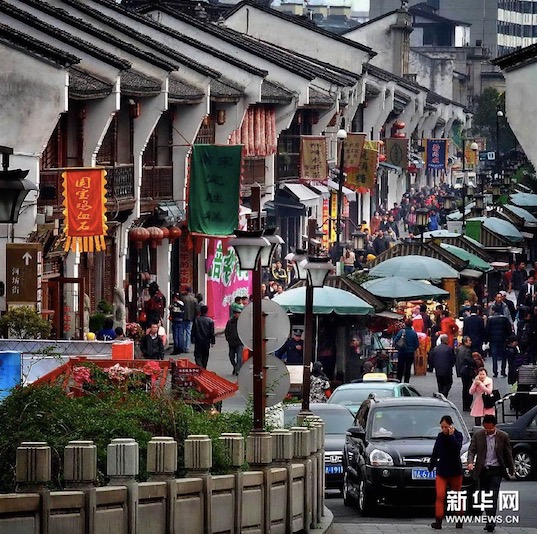La rue commerçante Hefang à Hangzhou (Zhejiang).