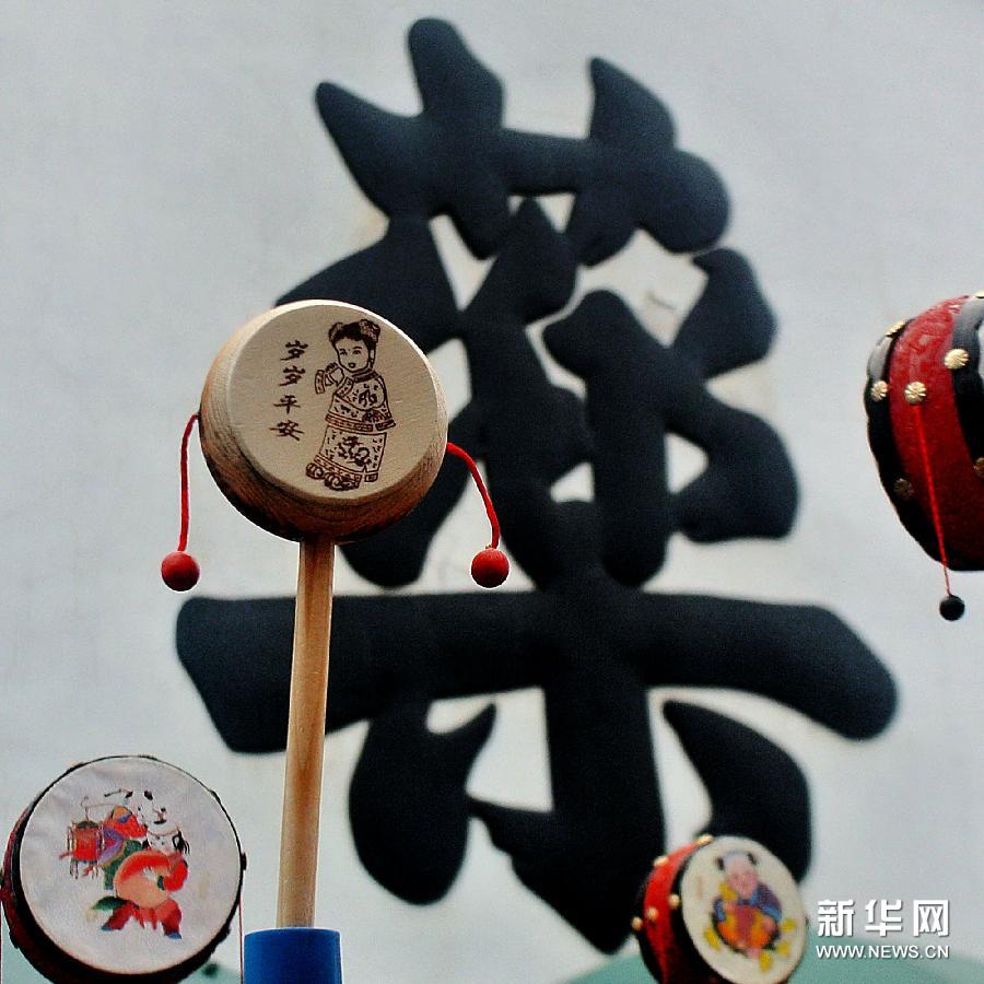 Un jouet traditionnel « bolanggu » vendu dans la rue Hefang à Hangzhou (Zhejiang).