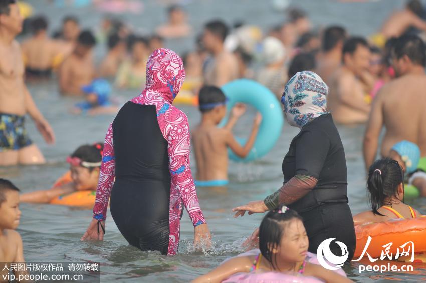 Le face-kini de l'Opéra de Pékin en vogue sur les plages de Qingdao