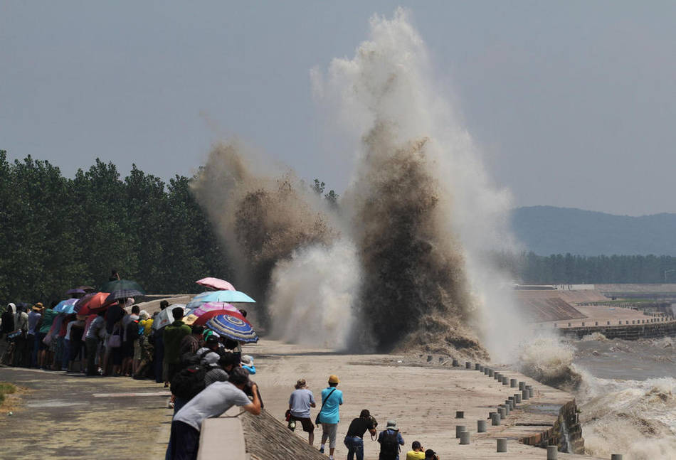 Un mascaret « en croix » se forme sur le fleuve Qiantang