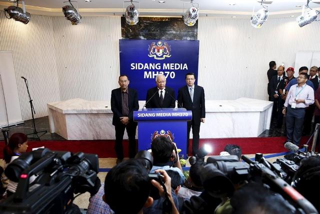 Le Premier ministre de Malaisie, Najib Razak, (au centre) avec le ministre des Transports Liow Tiong Lai (à droite), mercredi à Kuala Lumpur.