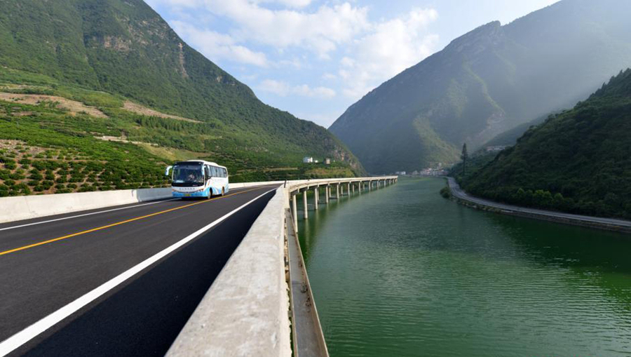 La route rend le voyage plus facile jusqu’au comté de Xingshan, situé dans la région réservoir des Trois Gorges, dans la province du Hubei en Chine centrale, le 9 août 2015. [Photo/chinanews.com]