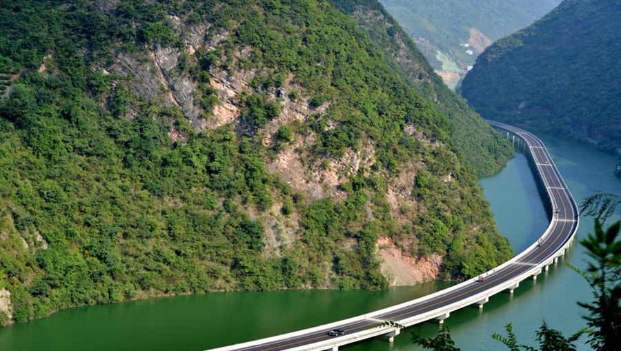 Avec de nombreux magnifiques paysages, le projet a été appelé «la plus belle route sur l'eau», le 9 août 2015. [Photo/chinanews.com]