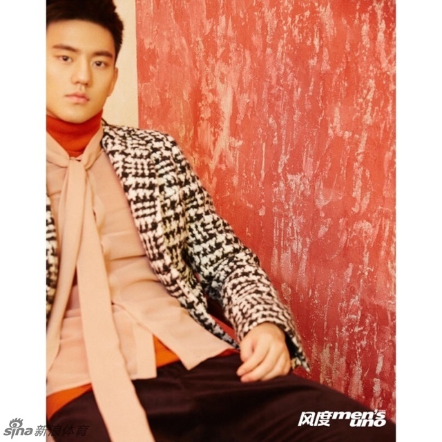 Ning Zetao pose pour un magazine de mode