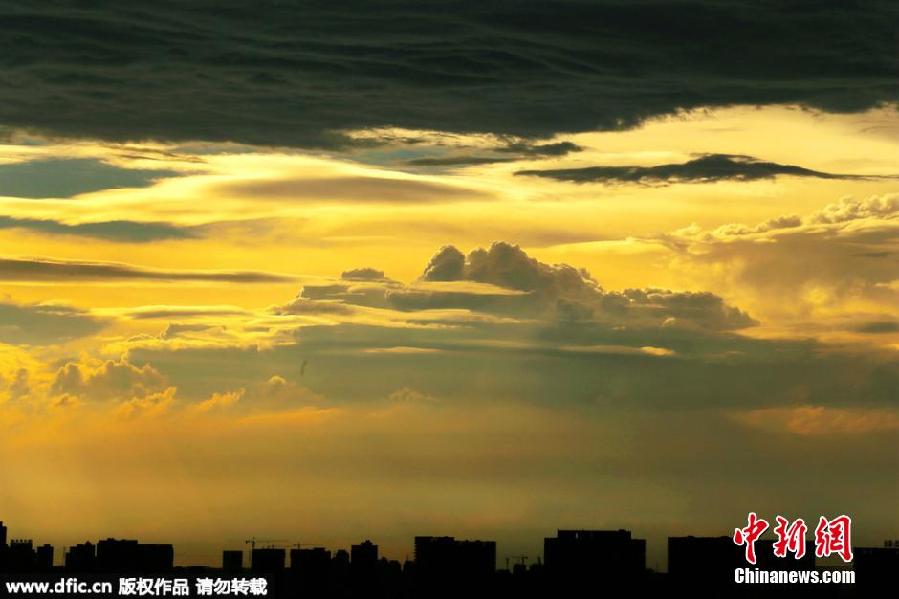 Anhui : une montagne de nuages dans le ciel