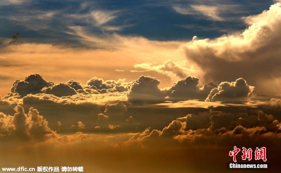 Anhui : une montagne de nuages dans le ciel