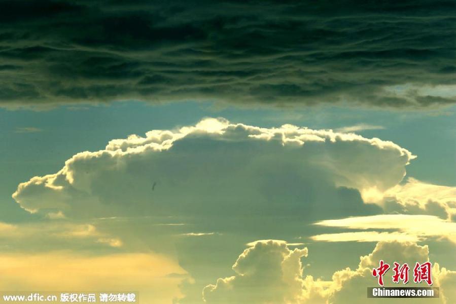 Anhui : une montagne de nuages dans le ciel