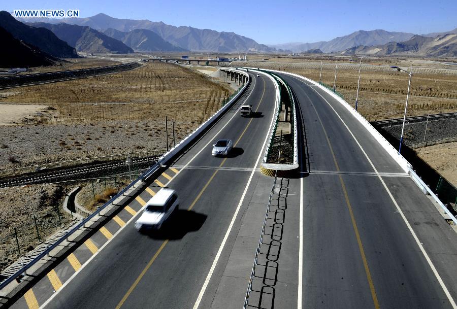 Cliché de l’autoroute de l’aéroport Lhasa-Gonggar au Tibet (sud-ouest de la Chine), le 29 août 2014.