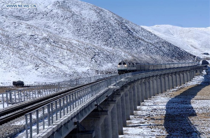 Une ligne ferroviaire dans le Tibet (sud-ouest de la Chine), le 25 octobre 2006.
