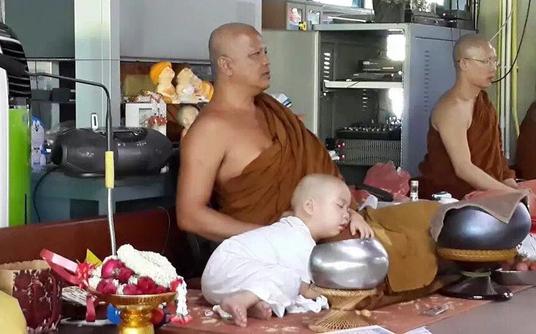 Thaïlande : être moine à 2 ans