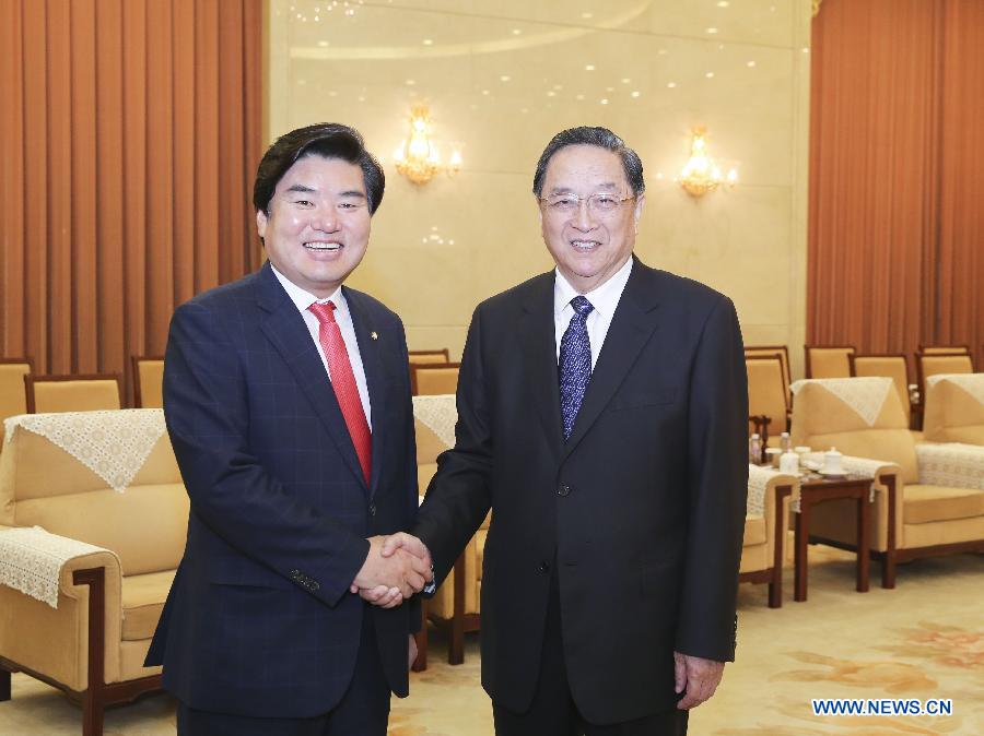 Yu Zhengsheng rencontre une délégation de législateurs de la République de Corée