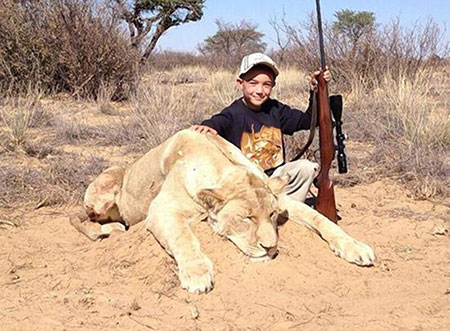 Un chasseur américain critiqué pour des photos de ses fils aux côtés de lions morts