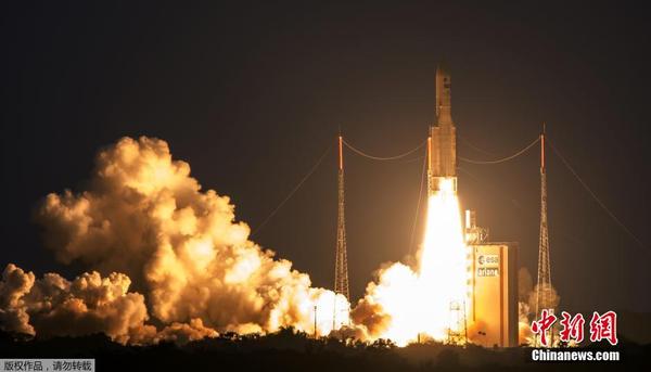 Lancement d'une fusée Ariane 5 avec à son bord deux satellites de télécommunication