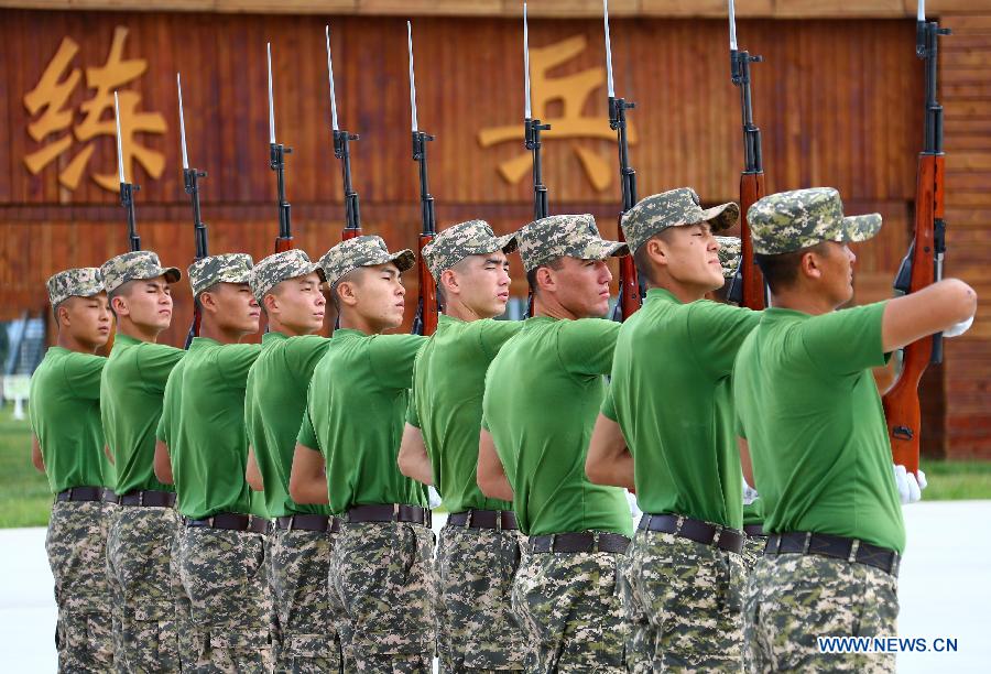 Entraînements de soldats étrangers qui participeront au défilé militaire du 3 septembre