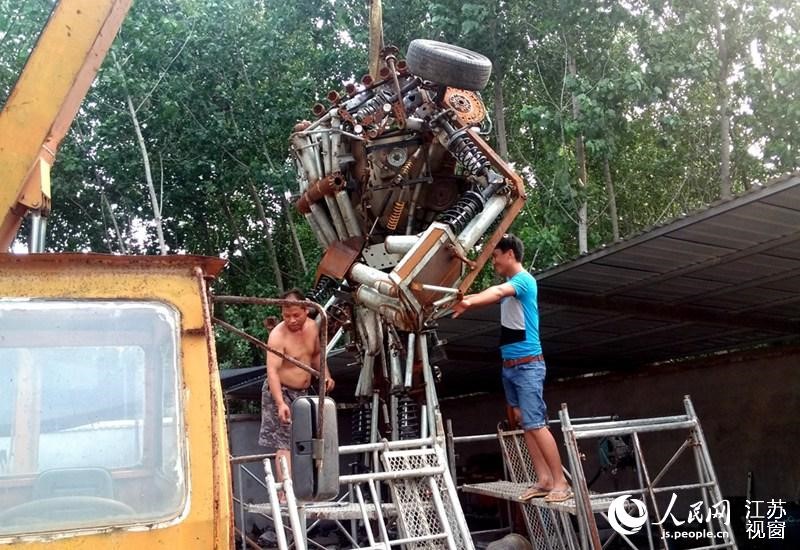 Un père fabrique un Transformer de cinq mètres de haut pour son fils