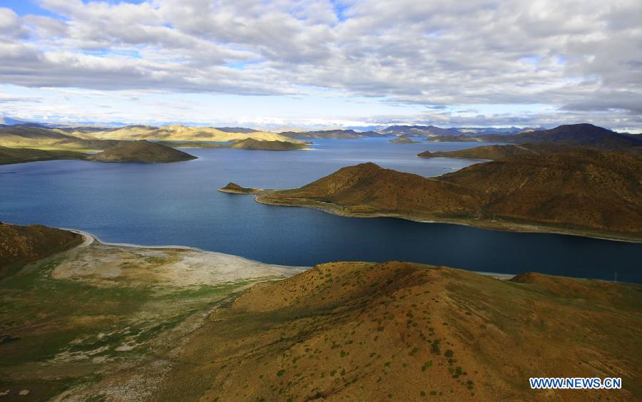 Le lac tibétain Yamzho Yumco,vu du ciel