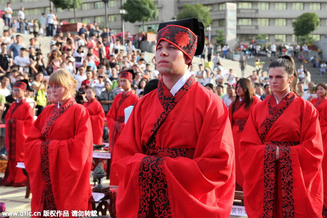 Xi'an : des étudiants assistent à une prière traditionnelle 