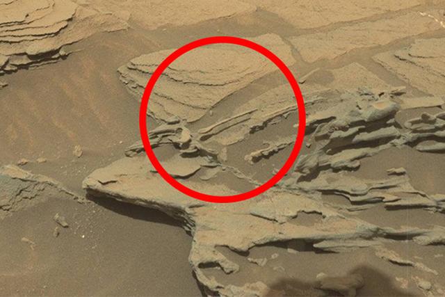 Une cuillère flottante observée sur Mars