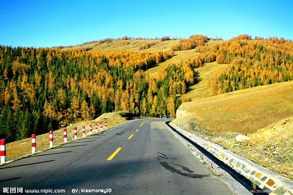 La région du Xinjiang projette de construire plus de routes dans les villages