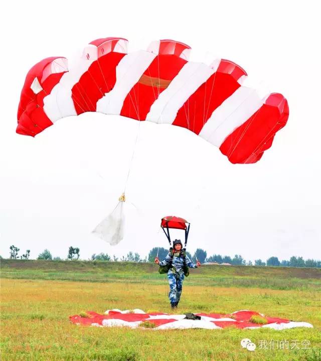 Les premières Chinoises parachutistes 