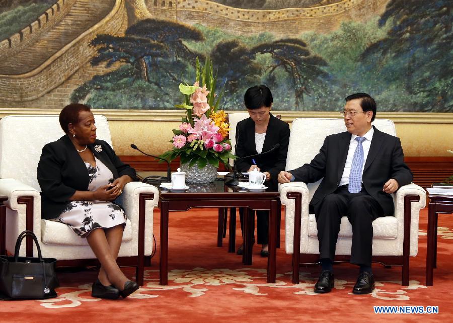 Le plus haut législateur chinois rencontre la présidente du Sénat du Zimbabwe