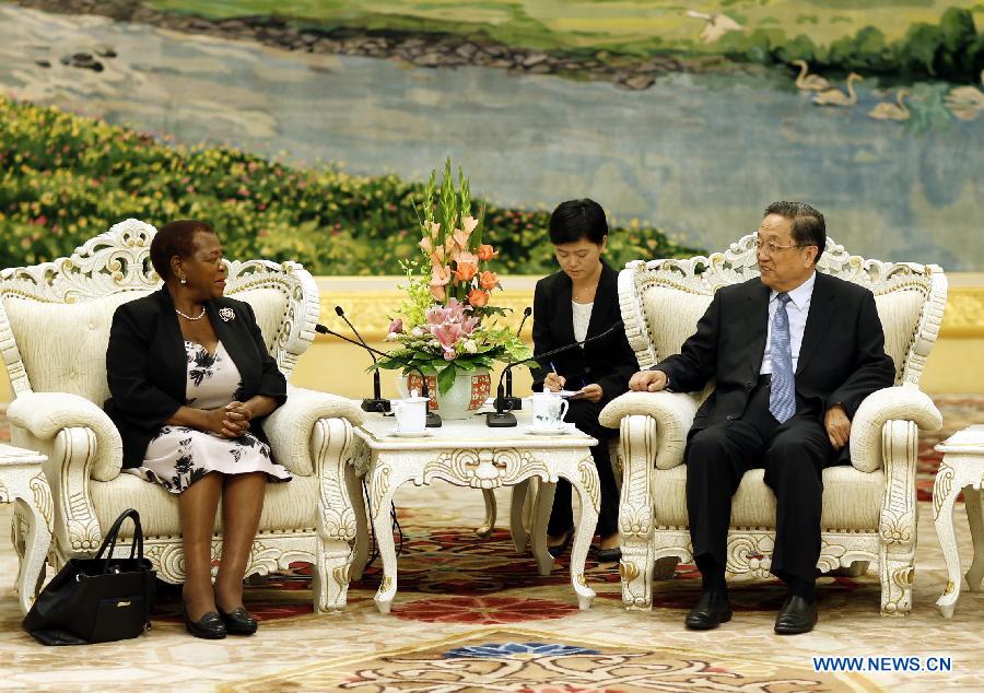 Yu Zhengsheng rencontre la présidente du Sénat du Zimbabwe