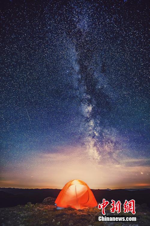 Des photographes dans le désert de Kubuqi pour le plus beau ciel étoilé