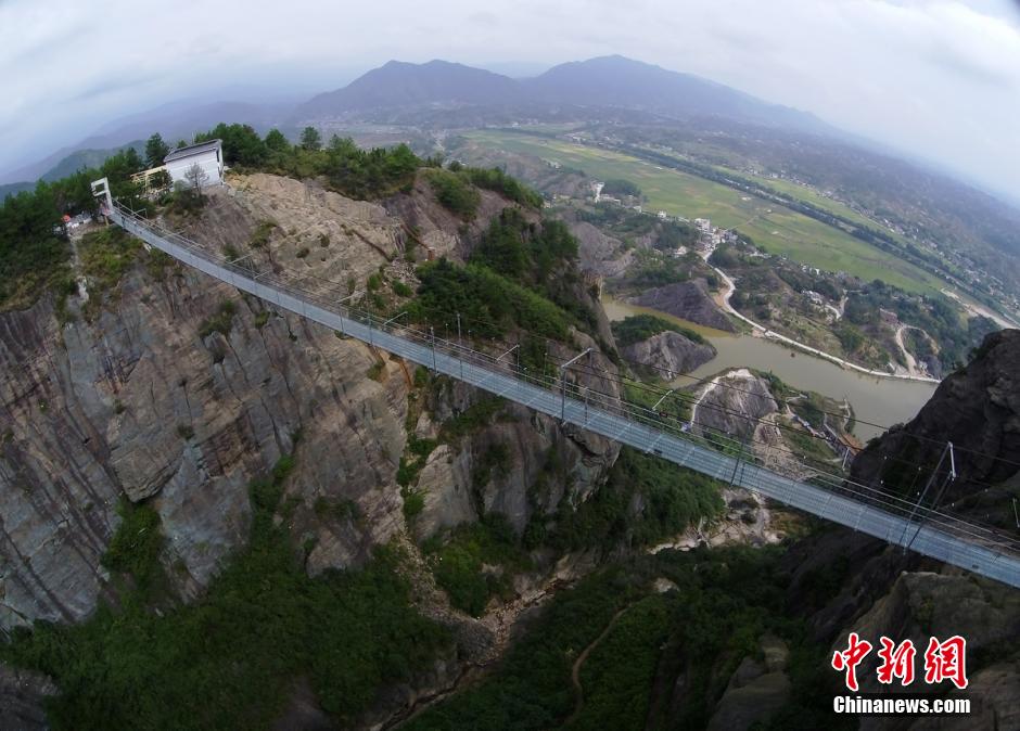 Hunan : ouverture au public d'un pont en verre de 300 mètres de long