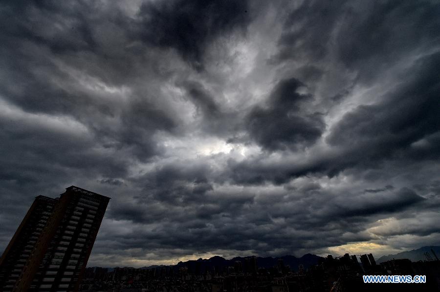 La Chine émet une alerte rouge au super typhon Dujuan 