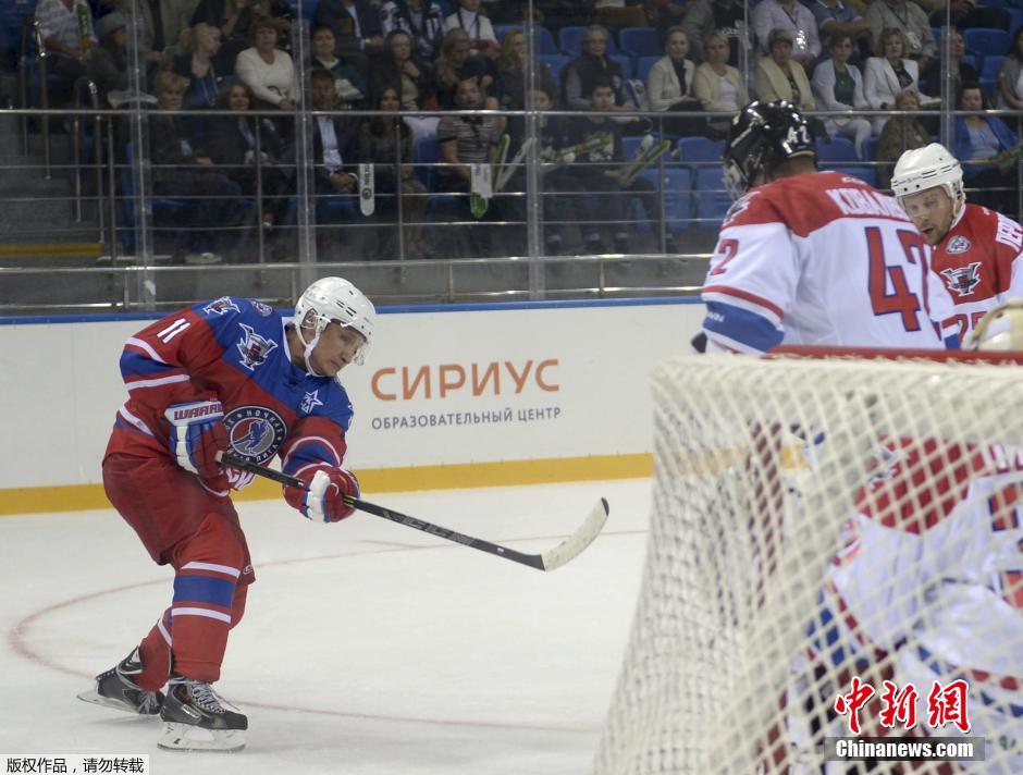 Vladimir Poutine fête son 63e anniversaire en disputant un match de hockey sur glace