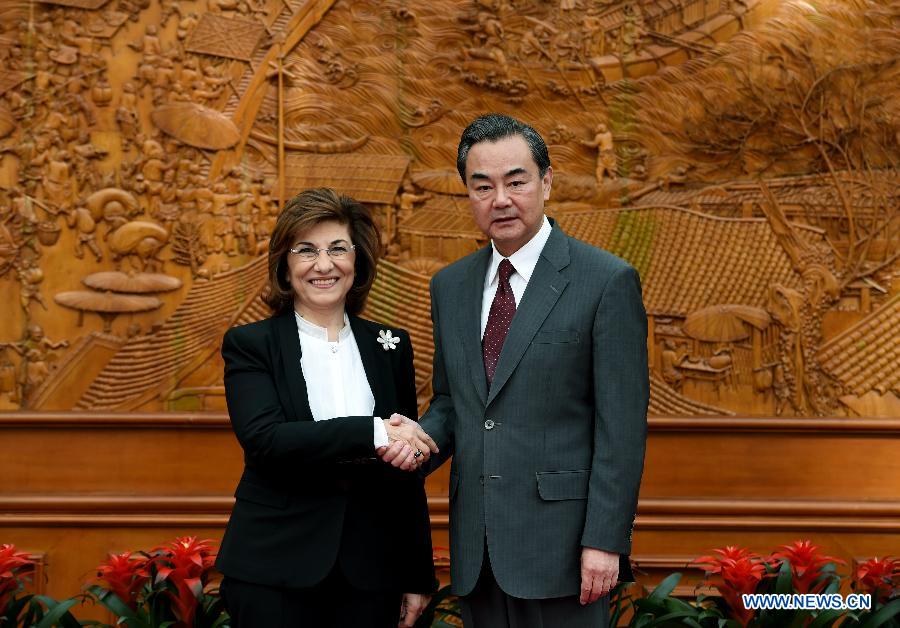 Le ministre chinois des AE rencontre une conseillère du président syrien