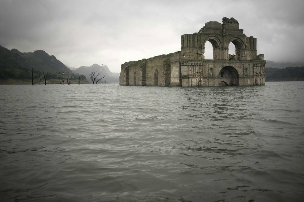 Les ruines d'une église mexicaine de 400 ans sortent de l'eau après une sécheresse