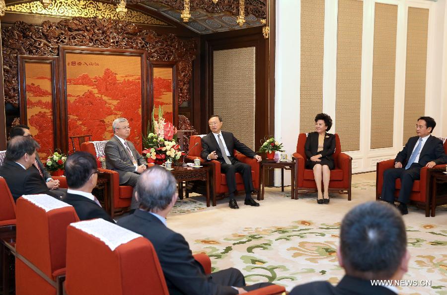 Un conseiller d'Etat chinois rencontre une délégation de la Chambre du Commerce et de l'Industrie Singapour-Chine