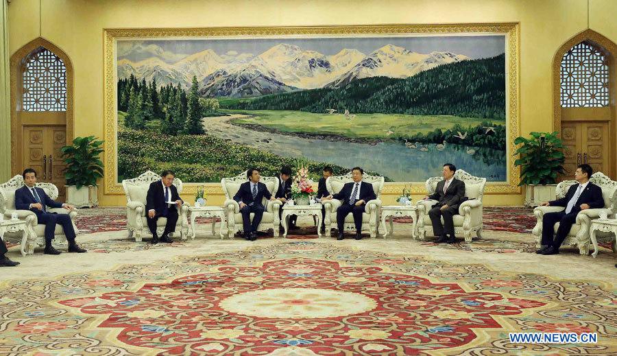 Le vice-président chinois rencontre une délégation japonaise