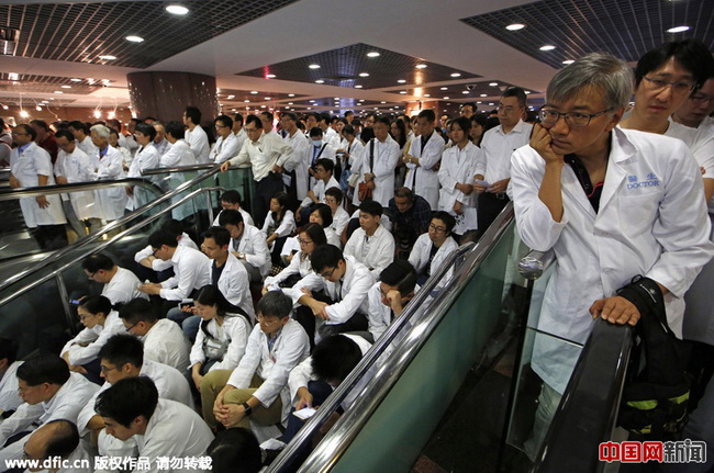 Hong Kong: sit-in d'une centaine de médecins pour une hausse de salaire
