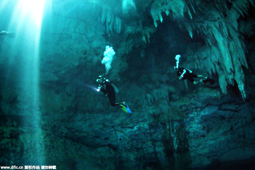 D'incroyables images d'un gouffre maya prises par un plongeur dans la jungle mexicaine