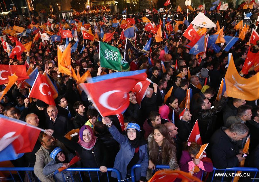 L'AKP au pouvoir en Turquie pourrait se garantir la majorité au Parlement