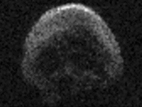 Une comète en forme de tête de mort frôle la Terre le jour d'Halloween