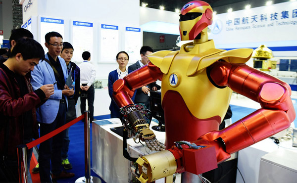 Des robots industriels à la foire CIIF 2015