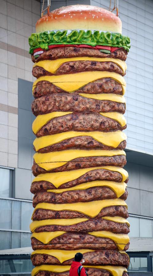 Un hamburger géant fait polémique à Shenyang