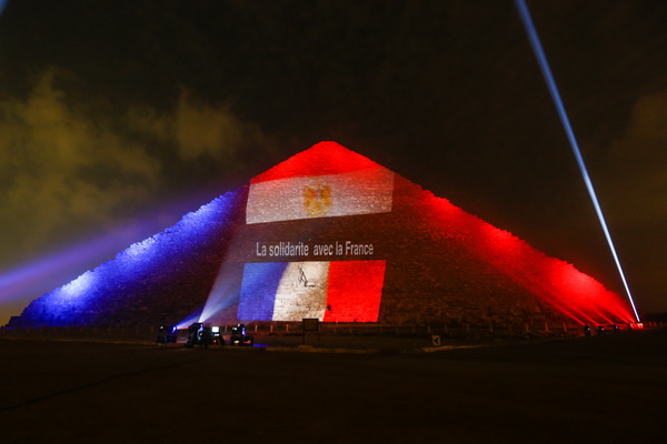 Solidarité dans le monde : des pyramides égyptiennes en bleu blanc rouge