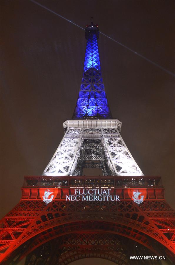 La Tour Eiffel et le Musée du Louvre réouvrent à Paris 