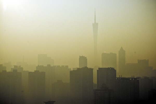 Des gratte-ciels partiellement visibles dans le smog à Guangzhou (sud de la Chine), le 31 janvier 2014. (Photo/YangziEvening News)