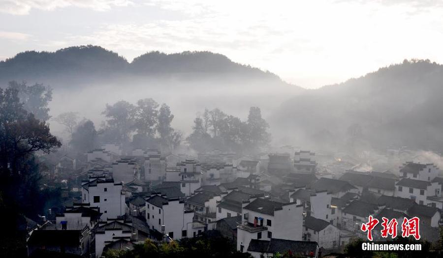 Photos : le vieux village de Wuyuan dans la brume