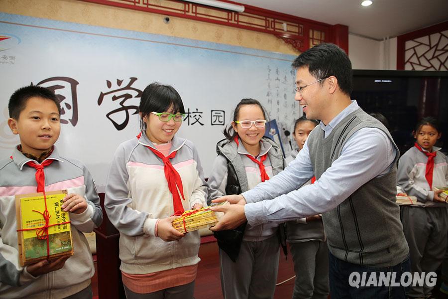 Beijing : un professeur enseigne les classiques chinois dans une école primaire