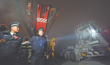 Des fonctionnaires de l'environnement s’assurent que la production est suspendue dans une centrale à béton dans l’arrondissement de Tongzhou lundi 30 novembre, au moment où la pollution a frappé Beijing, qui a publié une alerte orange.