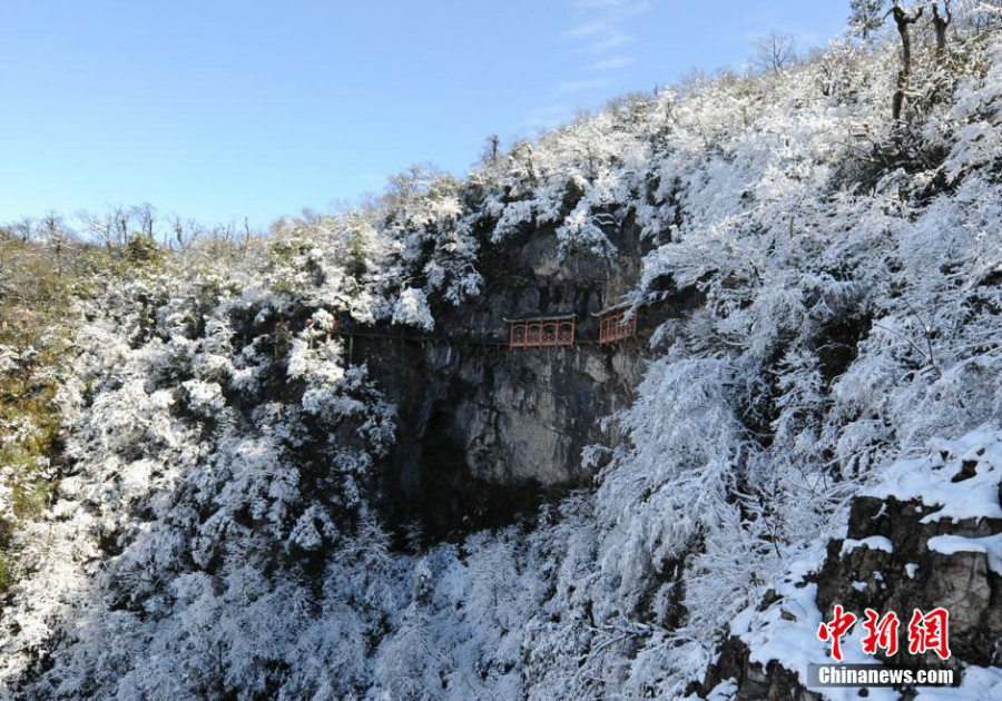 Belles photos : le mont Tianmen recouvert de neige